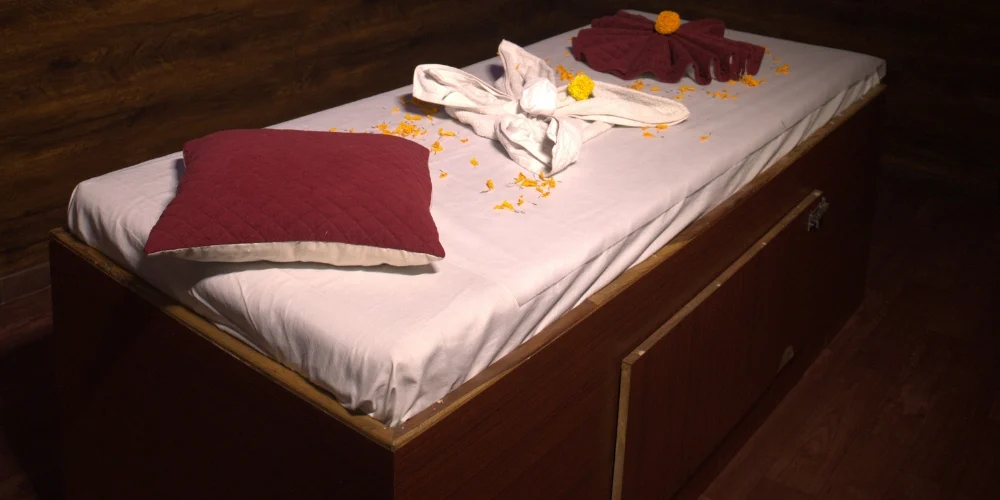 Four-hand massage by two therapists at Medis Spa, Mira Road